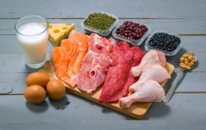 Différentes protéines sont présentées sur un plat