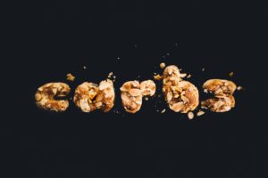 des morceau de glucides forment le mot Carbs en anglais traduit en glucides en français