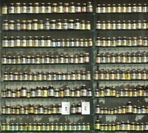 étalage de vitamines dans un magasin