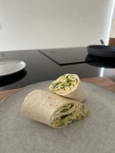 wrap coupé en deux sur une assiette