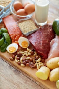 plusieurs sources de protéines sur une planche à découper